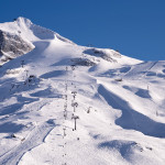 Widok na stok na ośnieżonych Alpach